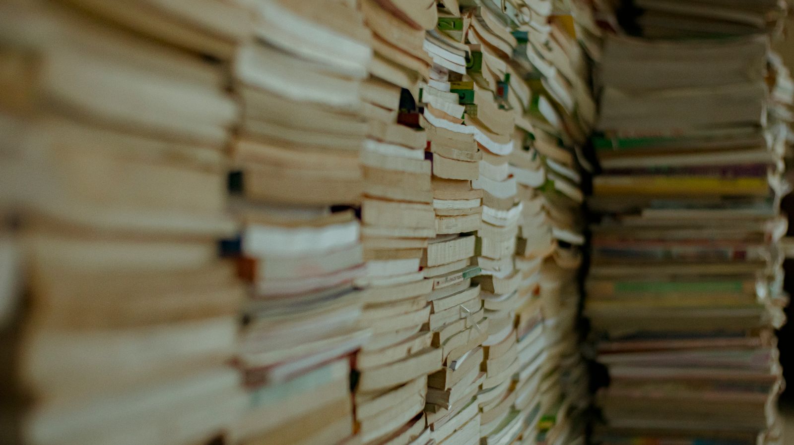 Cajas y expedientes de archivo muerto ordenados para su digitalización y destrucción segura