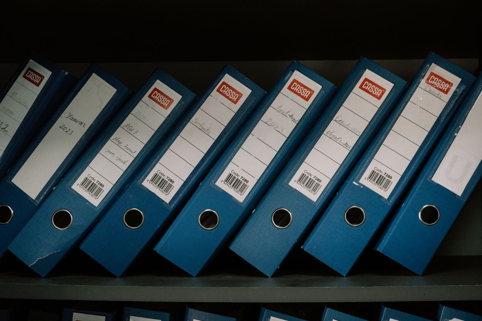 Expedientes en papel siendo digitalizados antes de su destrucción