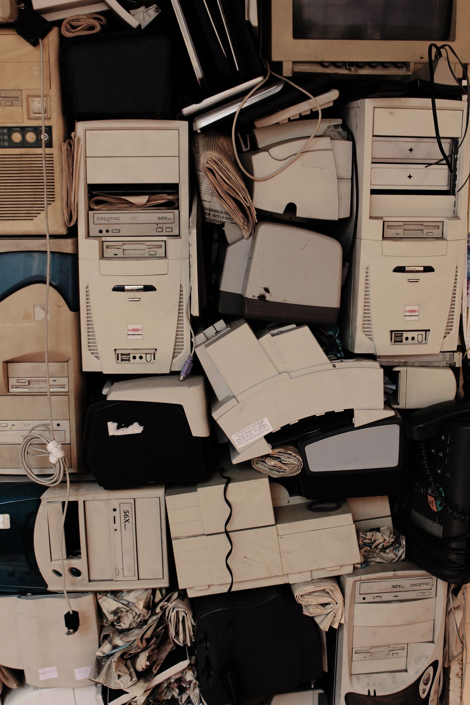 Equipo de cómputo y electrónicos obsoletos acopiados para su reciclaje